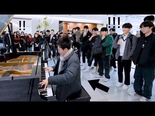 A Famous Pianist Finds Displayed Piano And Surprises People by Suddenly Playing Moonlight So Fast