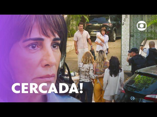 Irene é pega pela polícia ao tentar deixar o país com o bebê de Graça! | Terra e Paixão | TV Globo