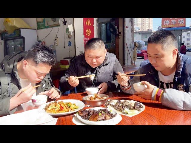 The four dishes cost only 60 yuan  and the weight of each dish is so large that I can't bear to pla