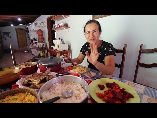 ALMOÇO SIMPLES COM BACALHAU NO MOLHO E CARNE DE PORCO COZIDA