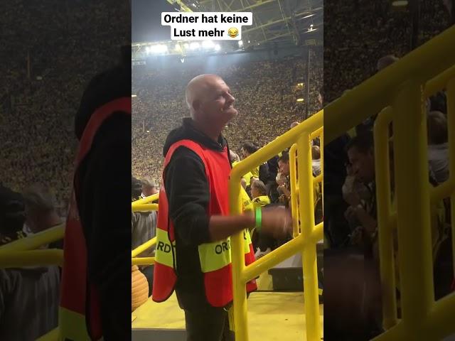 Wenn der Ordner die Stimmung im Stadion scheisse findet… #bvb #dortmund #stadion #stimmung