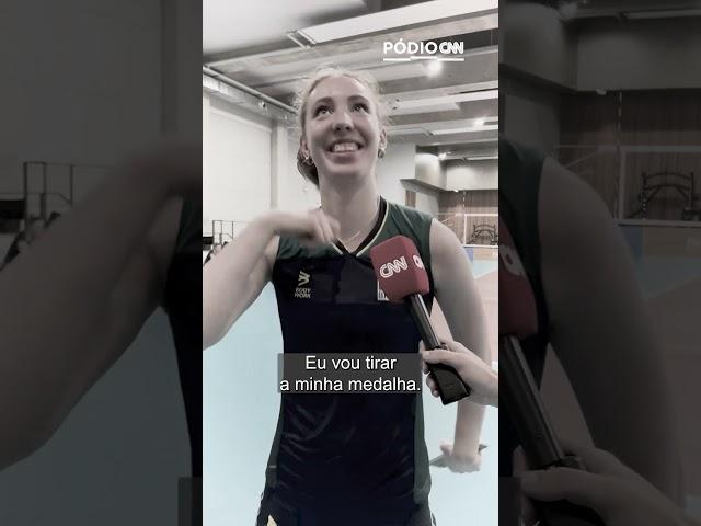 Júlia Bergmann brinca com medalha olímpica no aeroporto | CNN ESPORTES