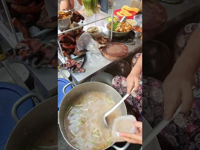 Cháo lòng 20k mới mở bán khách đã đông nghẹt