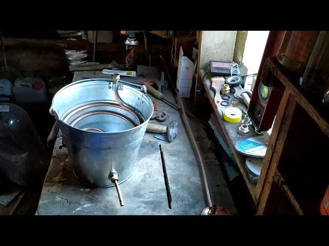 Самодельный медный холодильник для самогона. How to build moonshine copper cooler in the bucket.