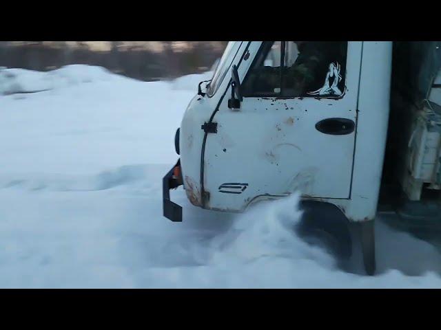 Поездка по заснеженной дороге на УАЗ 3303 Дизель.