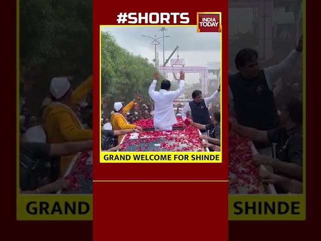 WATCH: People Shower Flowers On Maharashtra CM Eknath Shinde | #shorts #viralvideo