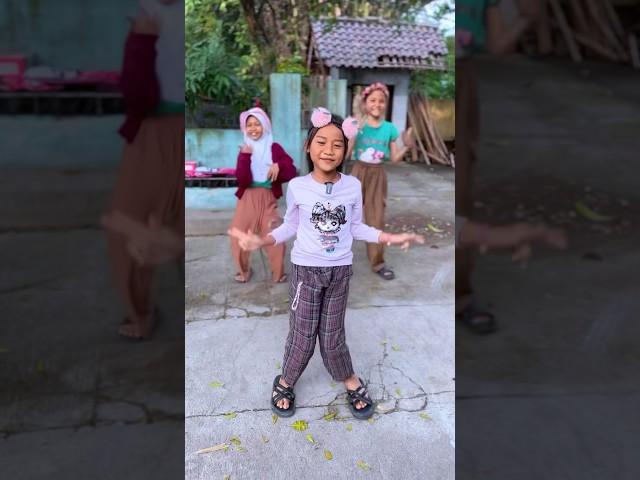 Joget Marsha siapa yang salah Joget-nya?    #Shorts