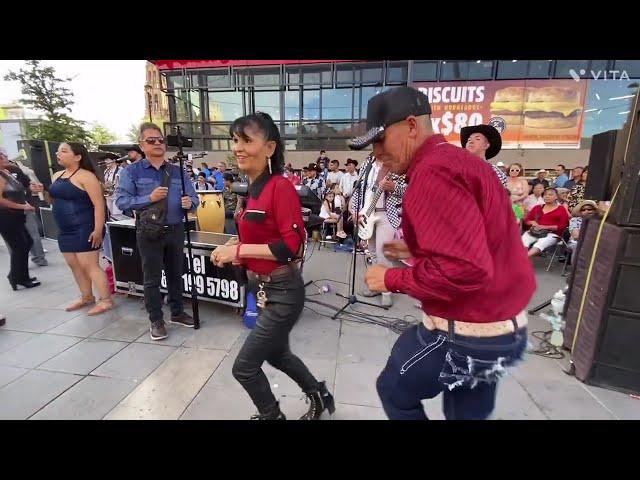 Que milagro!!! Bailando al ritmo de Chuyon y sus trileros