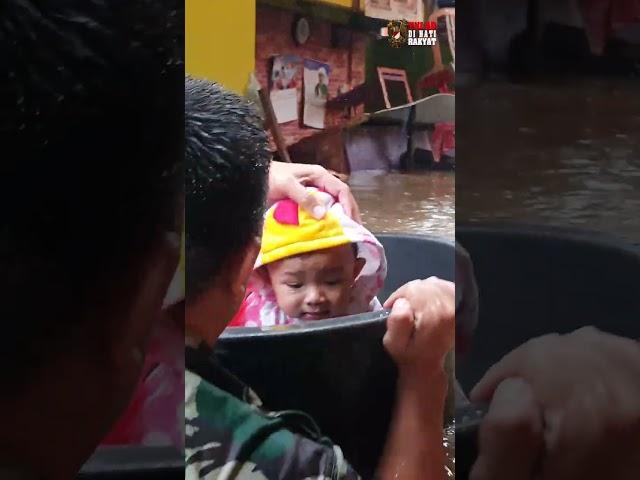 Terjang Banjir Demi Selamatkan Bayi