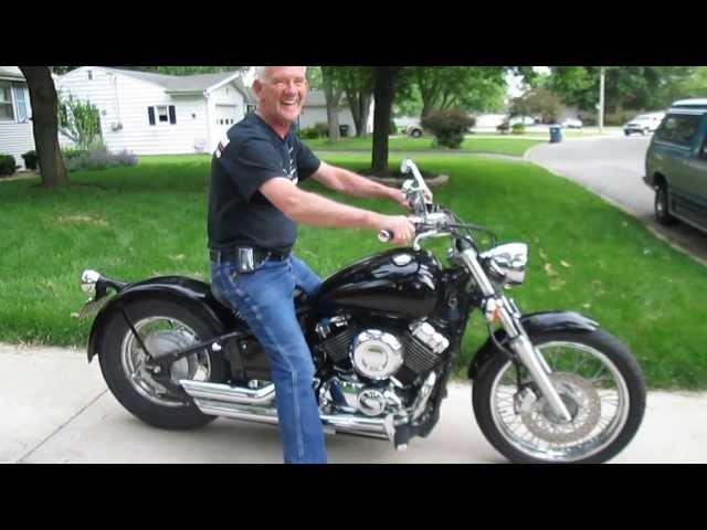 Yamaha VSTAR 650 Vance and Hines Short Shot Exhaust Sound Start and Run