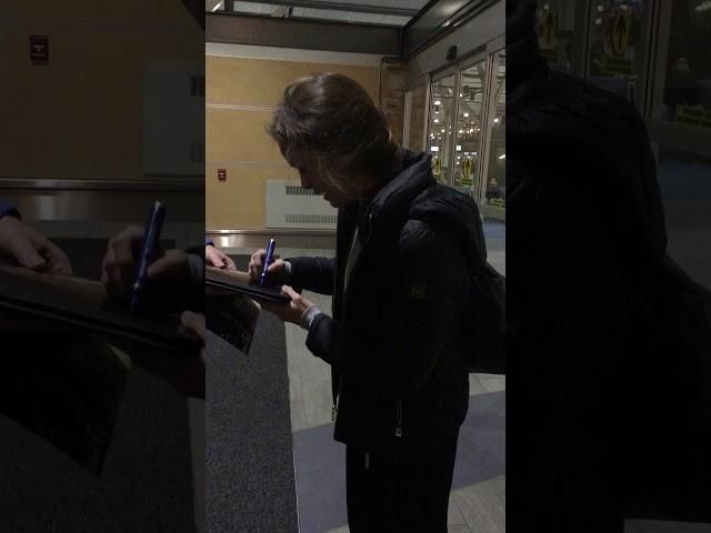 Danielle Panabaker signing autographs at the Vancouver Airport