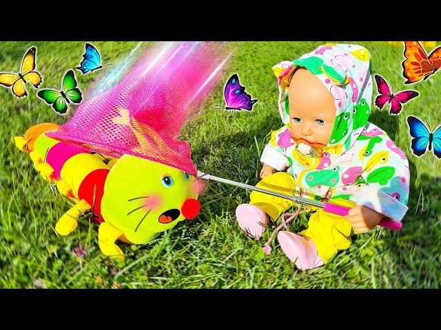 Весёлые игры - Кукла Беби Анабель ловит бабочек! Видео для девочек с Baby Doll в дочки матери