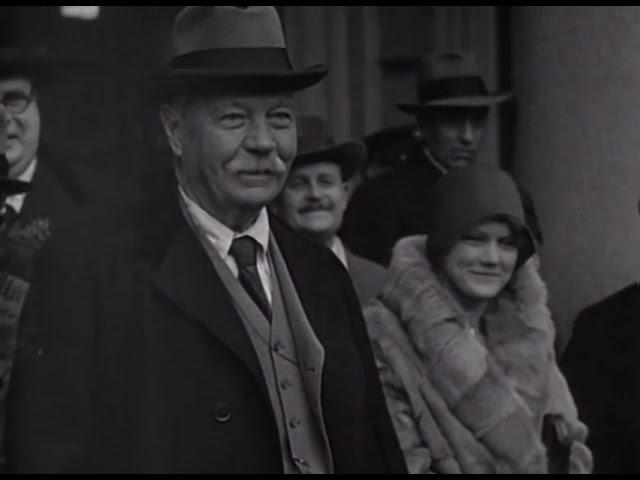 Newsreel : Sir Arthur Conan Doyle arrival in Stockholm, Sweden (27 october 1929)