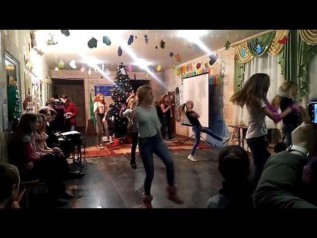 Школьный новогодний танец, флешмоб