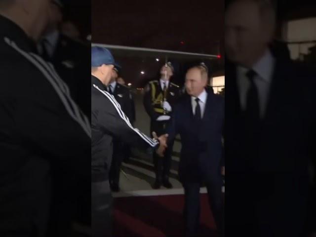 Путин встречает киллера Вадима Красикова. РФ-вождь обнял убийцу и сказал ему «Здарова!»