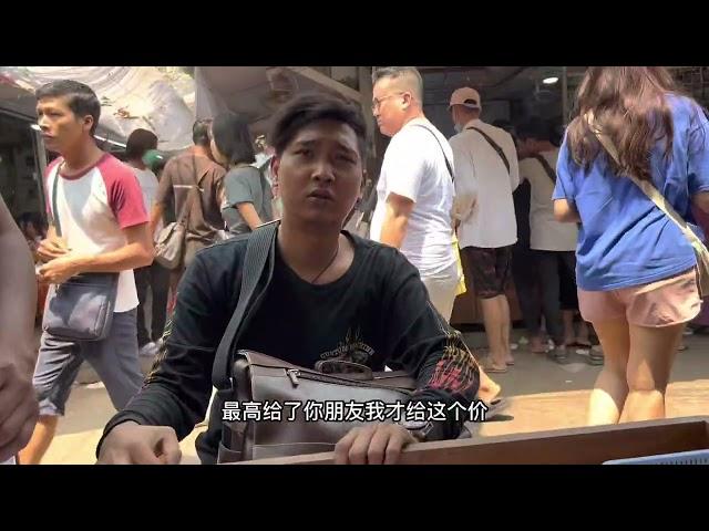 六百W缅币黄翡怪庄手镯，不同的意境同样的美。#翡翠 #翡翠手鐲 #缅甸喜娃翡翠