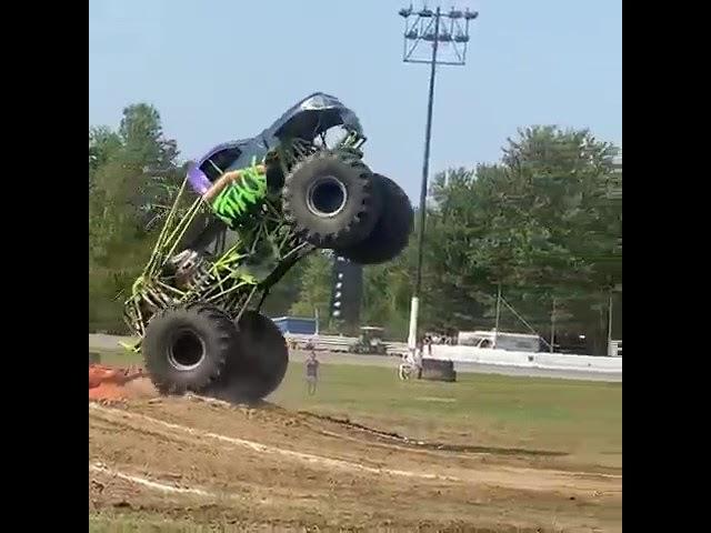 #monstertruck two wheels skills show #shorts #eterno #monsterjam #stunt #skills #motorsport