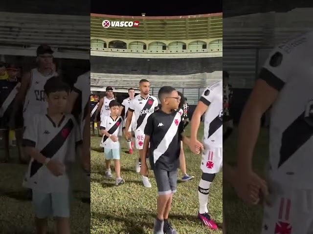 Jogadores do Vasco entrando em campo com crianças autistas antes do amistoso contra o Athletic - MG