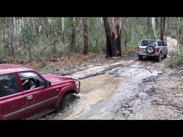 Drivetech 4x4 8,000 Kinetic Recovery Rope in use on an 80 Series Landcruiser