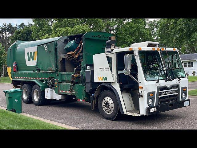 WM Mack LEU Labrie Expert Helping Hand Garbage Truck