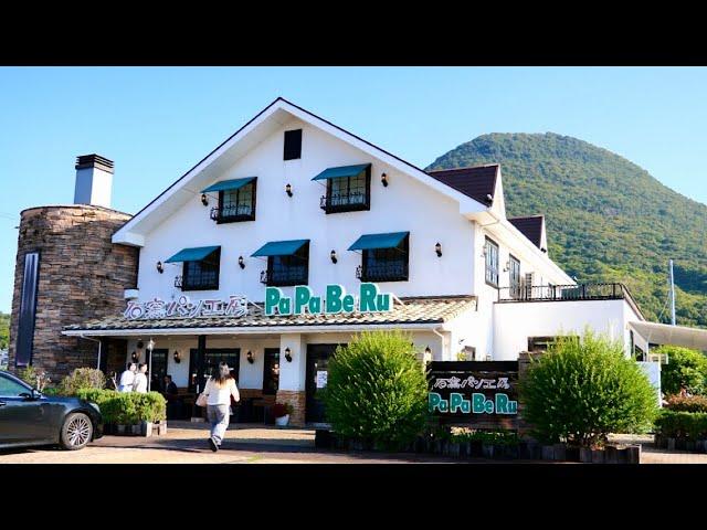 Amazing Japanese bakery at the foot of a mountain! A large quantity of bread baked in a stone oven!