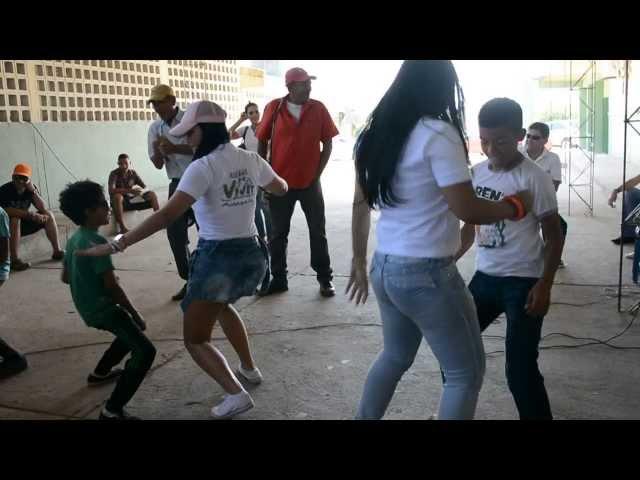 CHICAS DE LA AVANZADA BAILANDO CON NIÑOS 2 - FULL HD