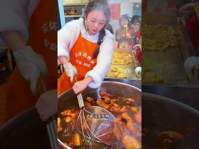 徒弟学习日常，这个徒弟搅卤肉怕她痛，生怕给弄坏了卤味熟食 摆摊 卤味