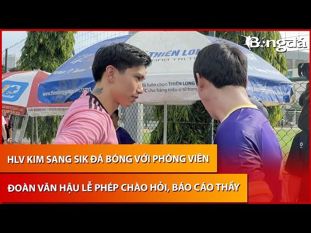 HLV Kim Sang Sik đá bóng với phóng viên | Đoàn Văn Hậu lễ phép đến chào thầy, báo cáo chấn thương