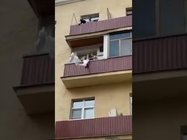 amante cae del balcón escapando del esposo