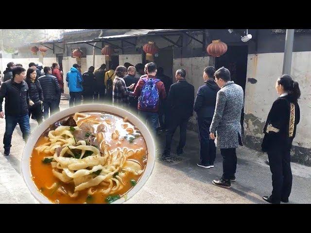 The lamb stew noodles in the alley can only be eaten in half an hour, customers wait in line!