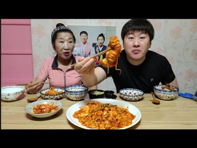 매콤한 아구찜에 통오징어까지 들어가닌까 이건뭐~ 그냥 죽여줘요~!!