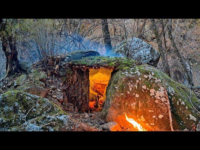 I Built a PERFECT Bushcraft Cave Shelter for Winter Survival