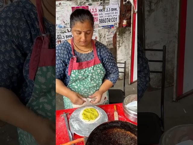 Pune Lady Selling Delicious Aloo Paratha #shorts #indianstreetfood