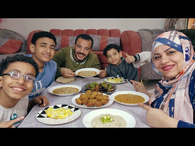 تحدي اكل /مع لمه العيله على فطار يوم الاجازه طبليه الملوك فول وفلافل وبابا غنوج بتنجان وفلفل حكينا
