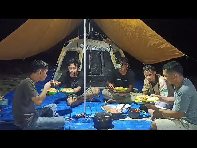 camping bushcraft survival di pinggir sungai mancari ikan makan malam di pantai