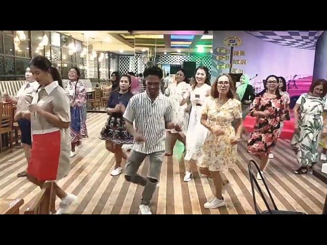 HEBOH GOYANG KAKA BAJU HITAM (REMIX) || EVAN LINE DANCE || CHOREO BY EVAN || DAPUR SUMBA CAFE - SBD