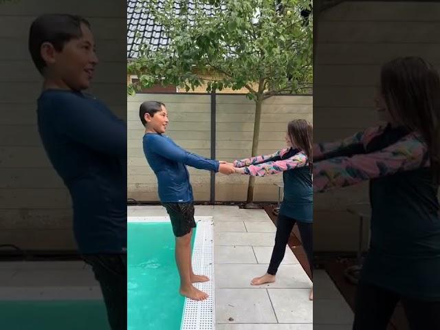 Pool Challenge  Falsche Antwort landet im Wasser #shorts Clarielle