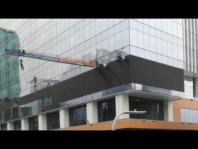 Video shows workers swinging in high winds in downtown Edmonton