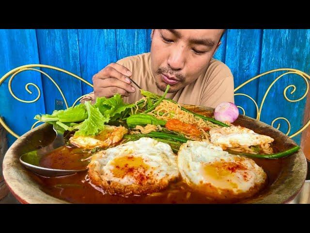 My fav way to prepare and eat noodles with different types of greens and half fried egg.