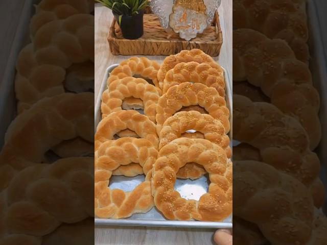 بدون زبدة ولا حليب بنص كيلو دقيق ومية عملت قرص الافران المضفرة سهلة وسريعه واقتصادية هشة واسفنجية