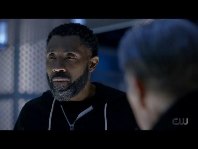 Black Lightning 4x05 | Opening Scene / "The Flash" Reference | Arrowverse Scenes