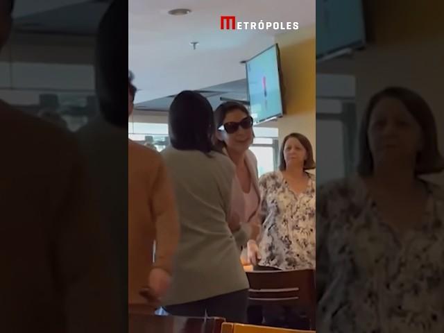 Michelle Bolsonaro é provocada em restaurante e maquiador joga copo em mulher