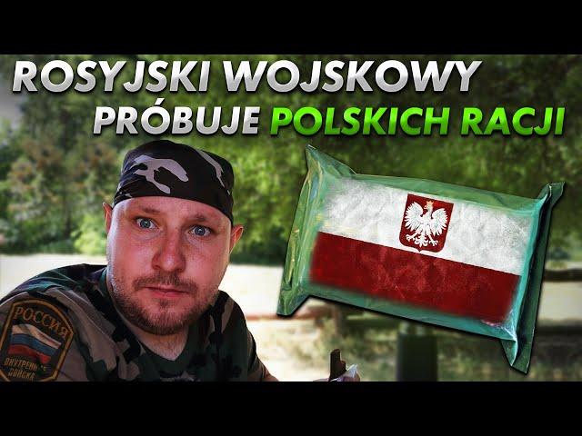 Rosyjski żołnierz próbuje polskich racji żywnościowych.