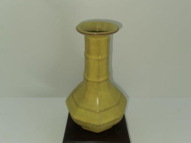 稀罕南宋官窑米黄釉八方弦纹长颈瓶-高22厘米Rare Southern Song Dynasty  Guan rice yellow glazed octagonal long neck vase