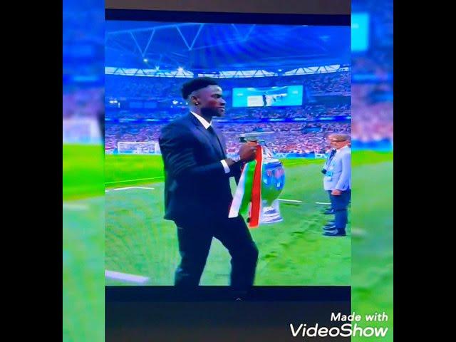 Nervous Éder almost messed up with the Euro 2020 Trophy. 