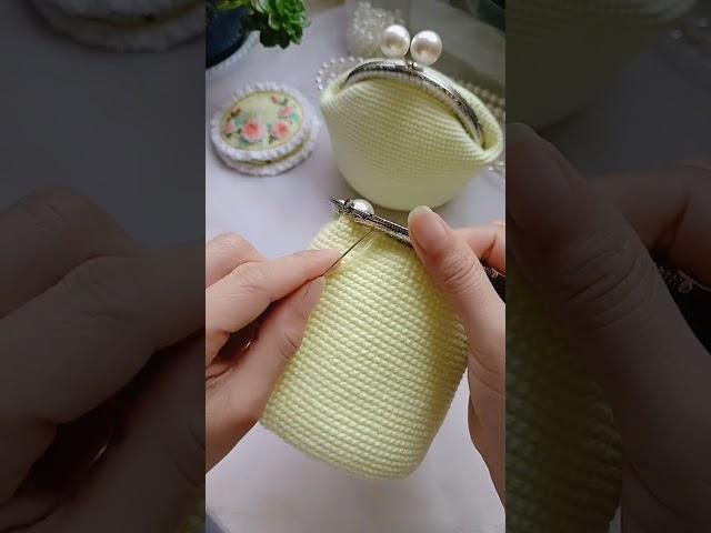 Stitched crocheted yarn mouth gold bag