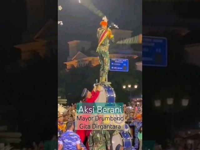 Aksi Berani Mayor Drumband Gita Dirgantara AAU saat Kirab di Malioboro Jogja