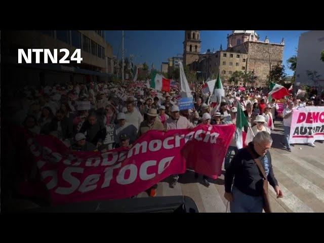 México marcha "en defensa de la democracia" antes del comienzo de la carrera presidencial