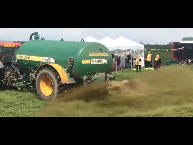 C'è il rave e allora l'agricoltore sparge il letame con il suo trattore? No è un vecchio video