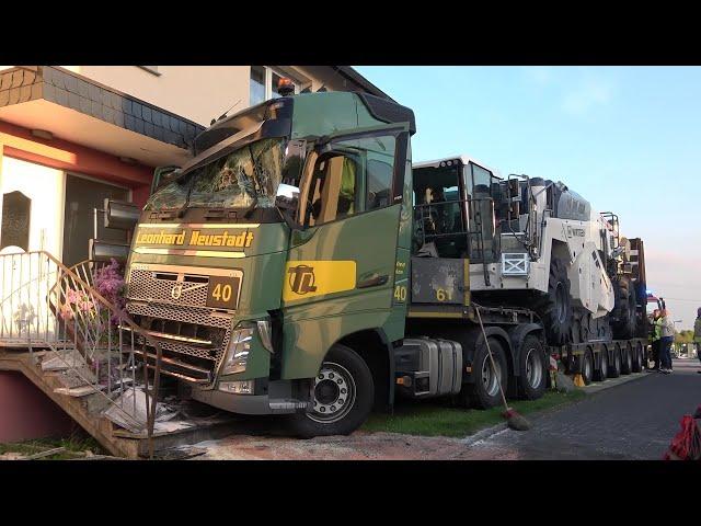 Truck drove into a building - driver died - high property damage in Windhagen on 04.05.22